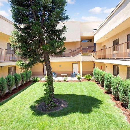 Days Inn & Suites By Wyndham Artesia Buitenkant foto
